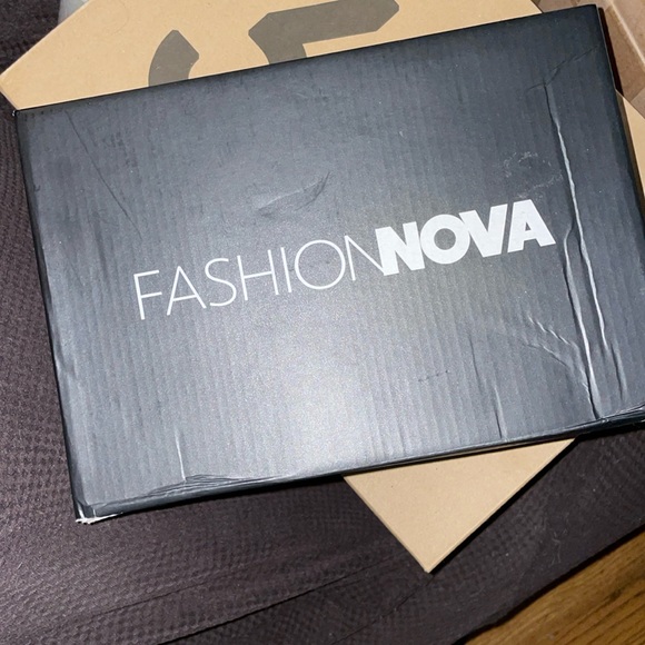 NWT FashionNova Never Look Back Strappy Heels DANNA in Black Size 6 - Picture 3 of 8